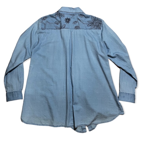 Chambray Lightweight Floral Embroidered Button Down Shirt Sz M - Picture 8 of 12